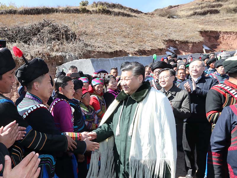 2018年2月11日上午，習近平在涼山彝族自治州昭覺縣解放鄉易地扶貧搬遷新村火普村同鄉親們親切握手。 新華社記者 鞠鵬 攝