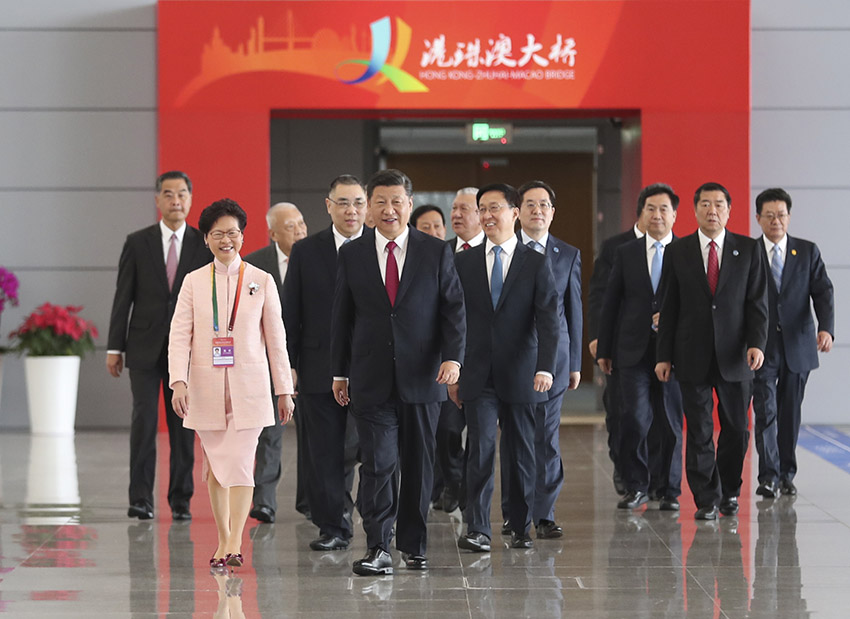 10月23日上午，港珠澳大橋開通儀式在廣東省珠海市舉行。中共中央總書記、國家主席、中央軍委主席習近平出席儀式，宣布大橋正式開通並巡覽大橋。這是習近平等步入儀式現場。 新華社記者謝環馳攝