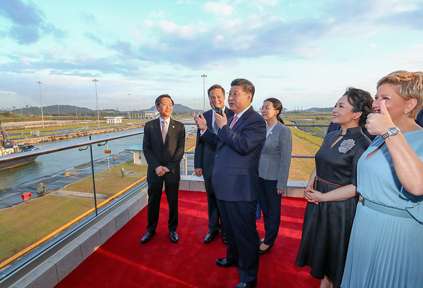 當地時間12月3日，國家主席習近平在巴拿馬城同巴拿馬總統巴雷拉共同參觀巴拿馬運河新船閘。習近平和夫人彭麗媛抵達新船閘時，巴雷拉總統和夫人卡斯蒂略在停車處迎接。這是習近平同正在第一船閘?？康却^閘的中國遠洋海運集團“玫瑰輪”船長通話。 新華社記者謝環馳攝