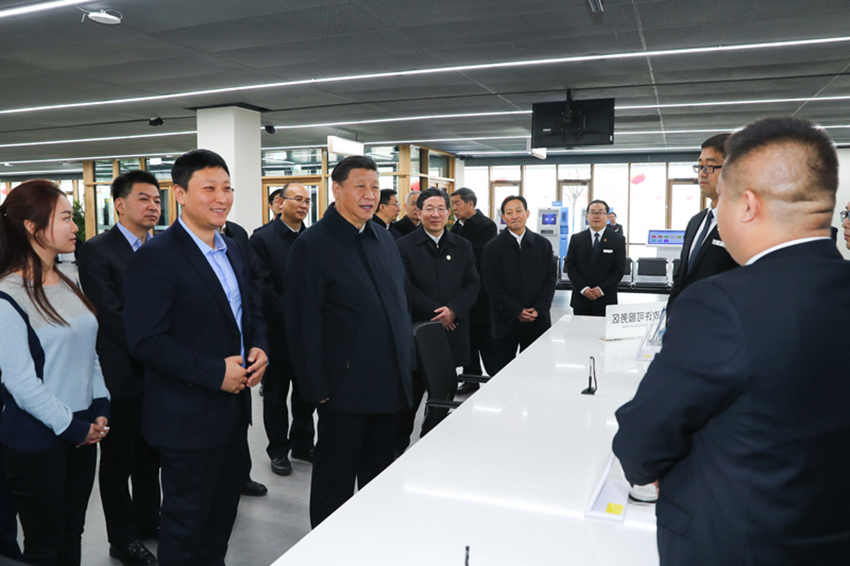 1月16日，中共中央總書記、國家主席、中央軍委主席習近平在河北雄安新區考察調研。這是習近平在雄安新區政務服務中心同工作人員和辦事群眾親切交談。 新華社記者 謝環馳 攝