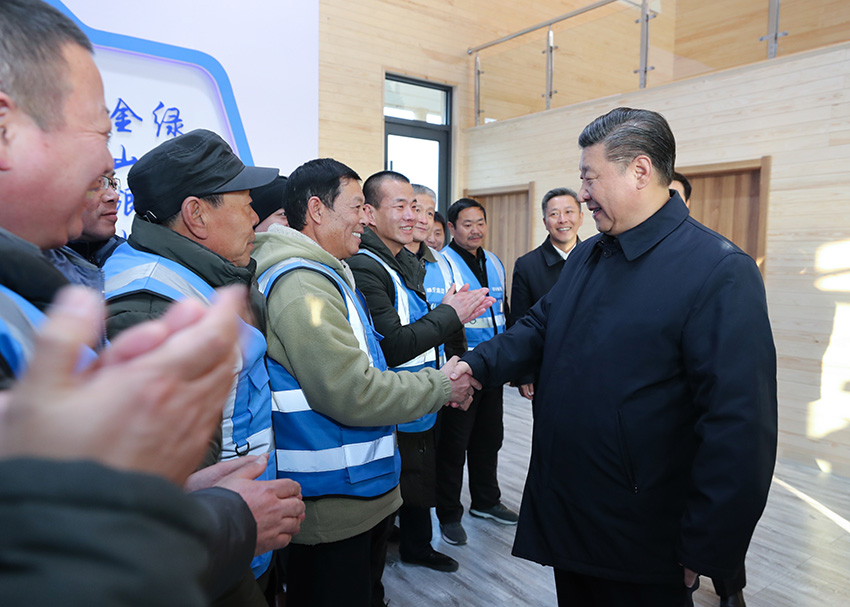 1月16日至18日，中共中央總書記、國家主席、中央軍委主席習近平在京津冀考察，主持召開京津冀協同發展座談會並發表重要講話。這是1月16日下午，習近平在河北雄安新區“千年秀林”大清河片林一區造林區域秀林驛站，同參與造林護林的村民親切握手。 新華社記者 鞠鵬 攝