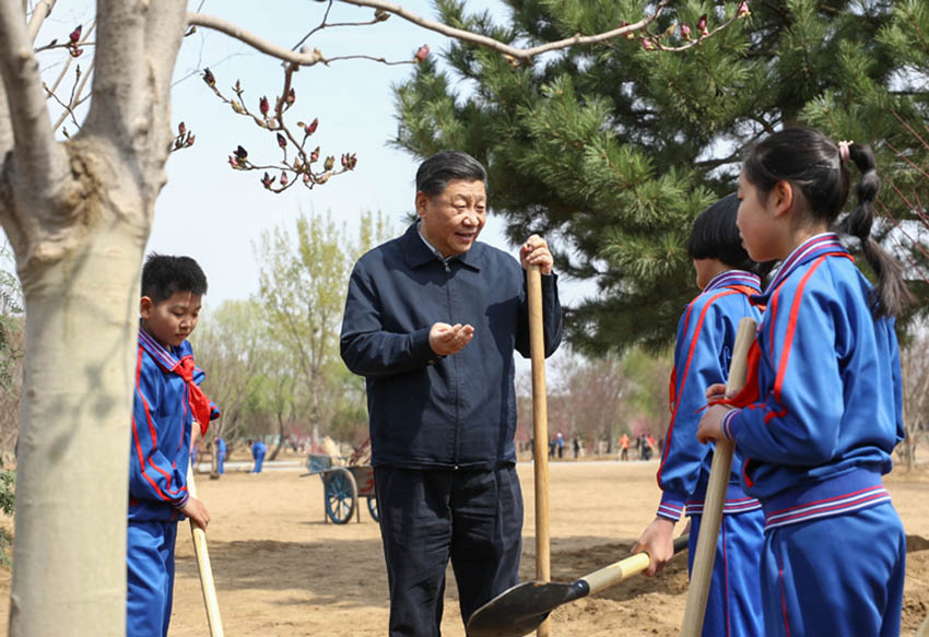 4月8日，黨和國家領導人習近平、栗戰書、汪洋、王滬寧、趙樂際、韓正、王岐山等來到北京市通州區永順鎮參加首都義務植樹活動。這是習近平同少先隊員在一起。新華社記者 鞠鵬 攝