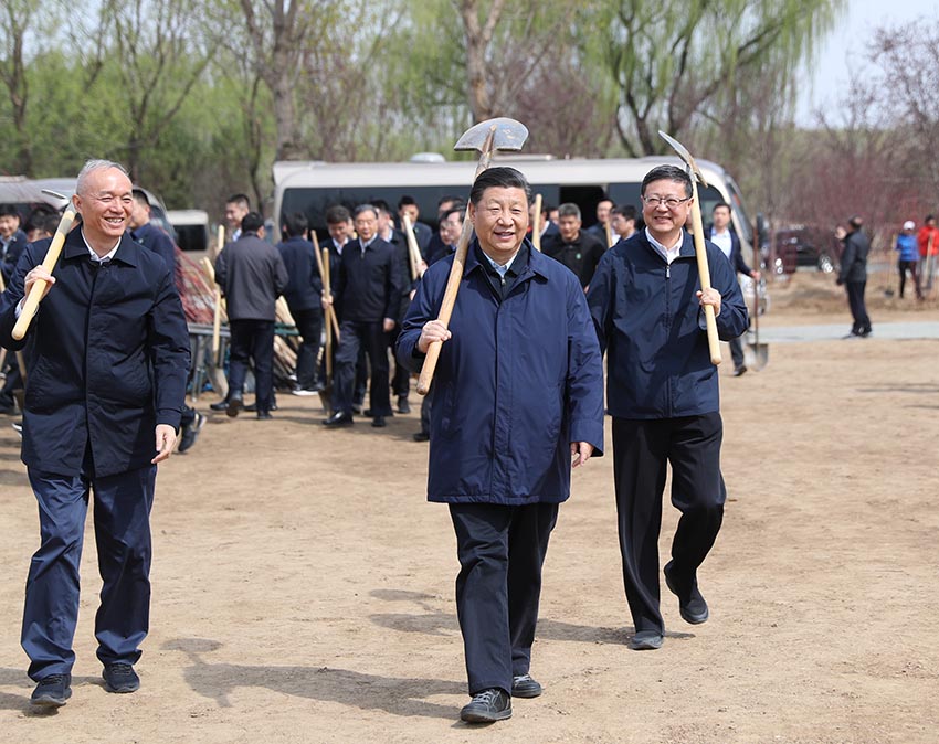 4月8日，黨和國家領導人習近平、栗戰書、汪洋、王滬寧、趙樂際、韓正、王岐山等來到北京市通州區永順鎮參加首都義務植樹活動。新華社記者 鞠鵬 攝