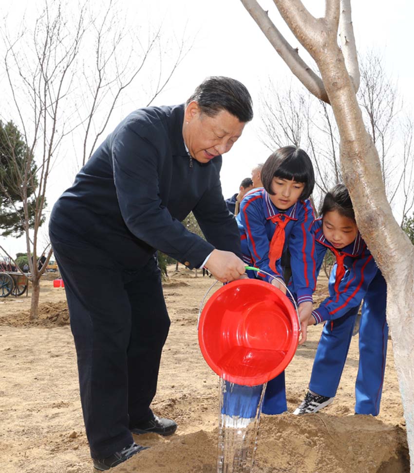 4月8日，黨和國家領導人習近平、栗戰書、汪洋、王滬寧、趙樂際、韓正、王岐山等來到北京市通州區永順鎮參加首都義務植樹活動。這是習近平同少先隊員一起給剛栽下的樹苗澆水。新華社記者 鞠鵬 攝