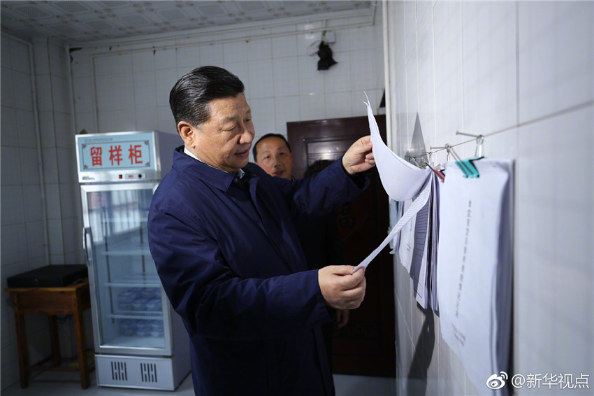 4月15日，中共中央總書記、國家主席、中央軍委主席習近平在重慶考察調研。這是習近平在石柱土家族自治縣中益鄉小學學生食堂了解陪餐情況。新華社記者 鞠鵬 攝