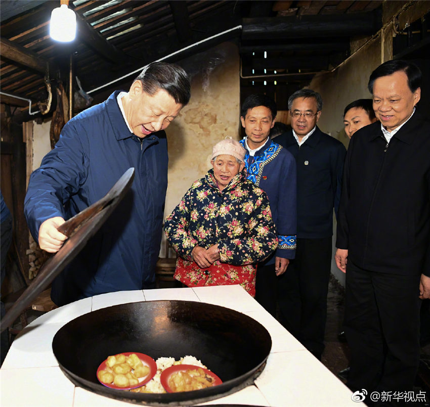 4月15日，中共中央總書記、國家主席、中央軍委主席習近平在重慶考察調研。這是在石柱土家族自治縣華溪村，習近平深入農戶家中，實地了解脫貧攻堅工作進展和解決“兩不愁三保障”突出問題情況。新華社記者 謝環馳 攝
