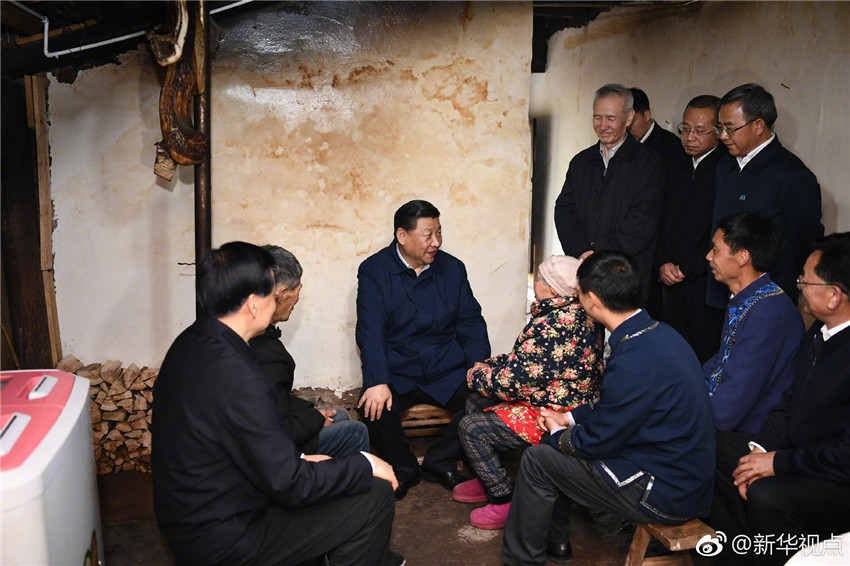 4月15日，中共中央總書記、國家主席、中央軍委主席習近平在重慶考察調研。這是在石柱土家族自治縣華溪村，習近平深入農戶家中，實地了解脫貧攻堅工作進展和解決“兩不愁三保障”突出問題情況。新華社記者 謝環馳 攝