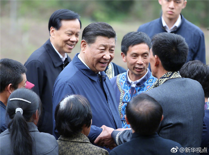 4月15日至17日，中共中央總書記、國家主席、中央軍委主席習近平在重慶考察，並主持召開解決“兩不愁三保障”突出問題座談會。這是4月15日下午，習近平在石柱土家族自治縣中益鄉華溪村同村民親切交流。新華社記者 丁海濤 攝