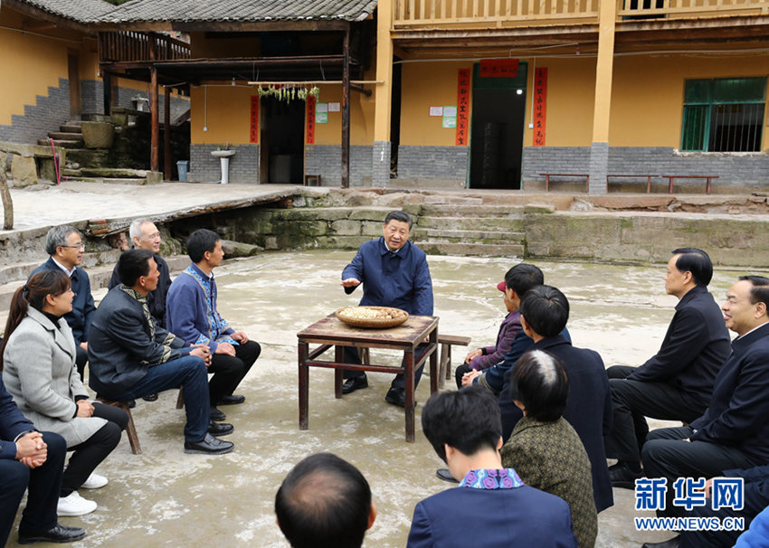 4月15日至17日，中共中央總書記、國家主席、中央軍委主席習近平在重慶考察，並主持召開解決“兩不愁三保障”突出問題座談會。這是4月15日下午，習近平在石柱土家族自治縣中益鄉華溪村同村民代表、基層干部、扶貧干部、鄉村醫生等圍坐在一起，共話脫貧攻堅。新華社記者 鞠鵬 攝