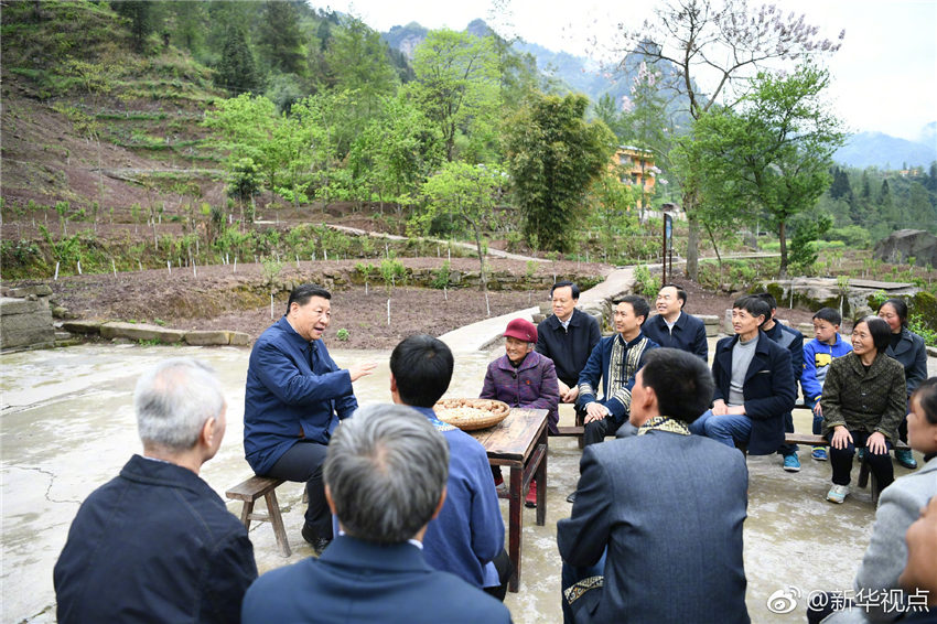 4月15日至17日，中共中央總書記、國家主席、中央軍委主席習近平在重慶考察，並主持召開解決“兩不愁三保障”突出問題座談會。這是4月15日下午，習近平在石柱土家族自治縣中益鄉華溪村同村民代表、基層干部、扶貧干部、鄉村醫生等圍坐在一起，共話脫貧攻堅。新華社記者 謝環馳 攝