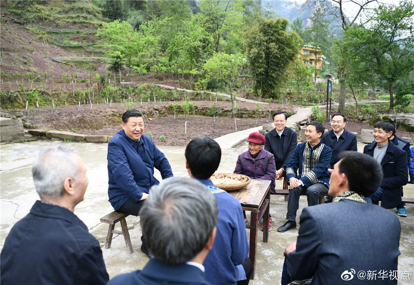 4月15日，中共中央總書記、國家主席、中央軍委主席習近平在重慶考察調研。這是習近平在石柱土家族自治縣中益鄉華溪村村民、老黨員馬培清家中，同村民代表、扶貧干部圍坐院中，共話脫貧攻堅。 新華社記者 謝環馳 攝