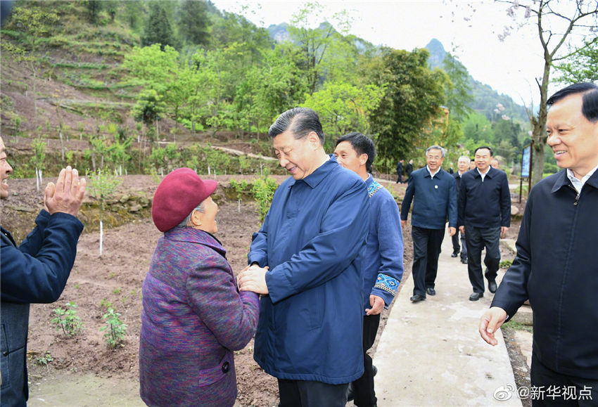 4月15日至17日，中共中央總書記、國家主席、中央軍委主席習近平在重慶考察，並主持召開解決“兩不愁三保障”突出問題座談會。這是4月15日下午，習近平在石柱土家族自治縣中益鄉華溪村看望老黨員、已脫貧戶馬培清一家。新華社記者 謝環馳 攝