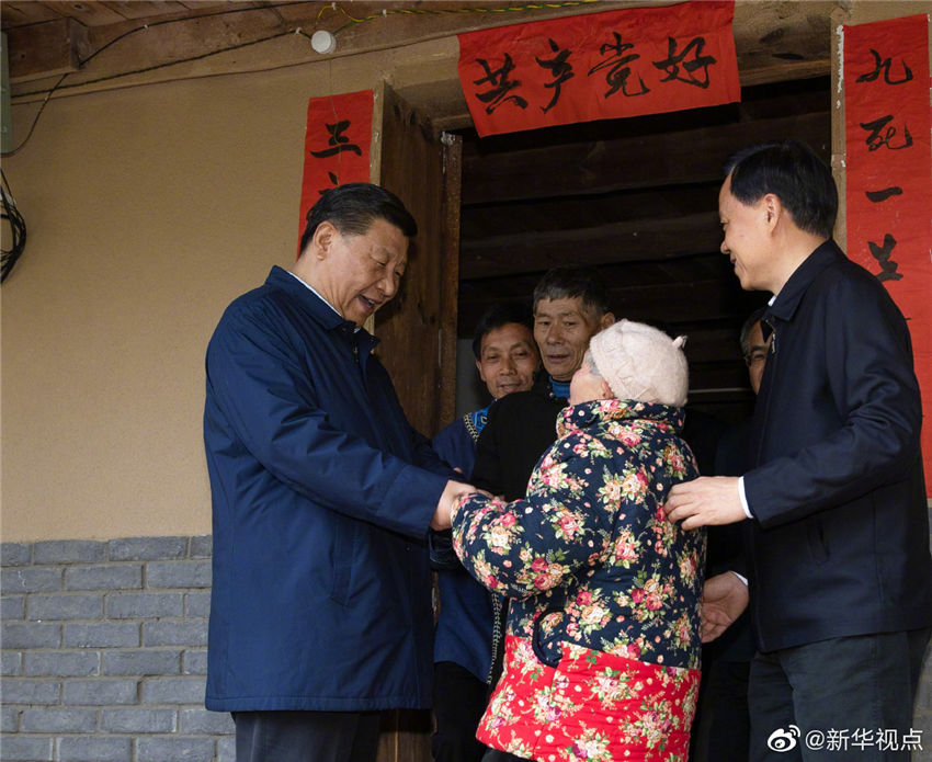 4月15日至17日，中共中央總書記、國家主席、中央軍委主席習近平在重慶考察，並主持召開解決“兩不愁三保障”突出問題座談會。這是4月15日下午，習近平在石柱土家族自治縣中益鄉華溪村看望貧困戶譚登周一家。新華社記者 劉彬 攝