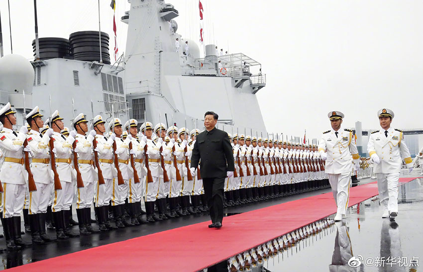 4月23日下午，中共中央總書記、國家主席、中央軍委主席習近平出席慶祝人民海軍成立70周年海上閱兵活動。12時40分許，習近平來到青島奧帆中心碼頭，檢閱中國人民解放軍海軍儀仗隊，隨后登上執行檢閱任務的西寧艦。 新華社記者 李剛 攝