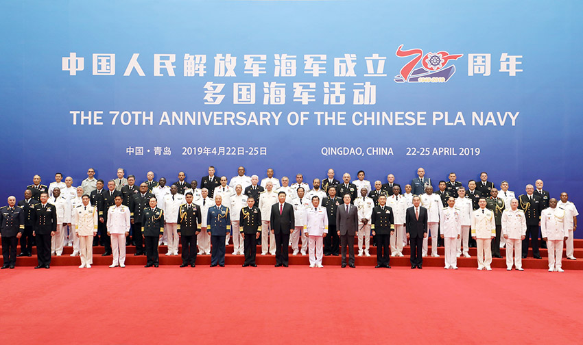 4月23日上午，國家主席、中央軍委主席習近平在青島集體會見應邀出席中國人民解放軍海軍成立70周年多國海軍活動的外方代表團團長，代表中國政府和軍隊向出席活動的各國海軍官兵表示熱烈歡迎。圖為會見前，習近平同應邀出席中國人民解放軍海軍成立70周年多國海軍活動的外方代表團團長合影。 新華社記者 李剛 攝