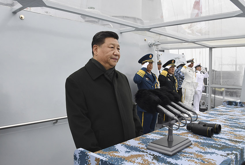 4月23日，在中國人民解放軍海軍70華誕之際，中共中央總書記、國家主席、中央軍委主席習近平出席在青島舉行的慶祝人民海軍成立70周年海上閱兵活動。圖為習近平檢閱艦艇編隊。新華社記者 李剛 攝