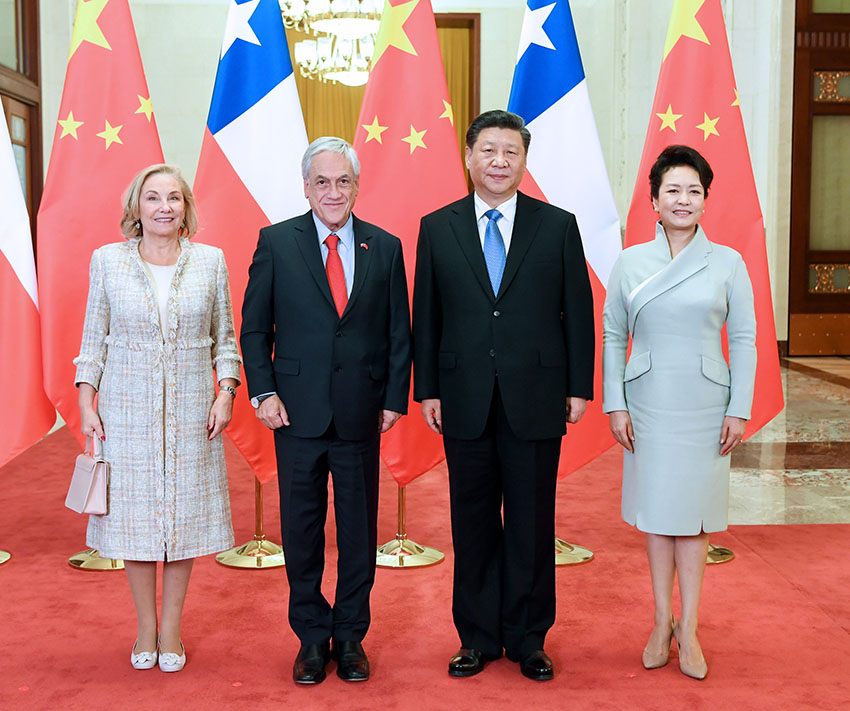 4月24日，國家主席習近平在北京人民大會堂同智利總統皮涅拉舉行會談。這是習近平和夫人彭麗媛同皮涅拉夫婦合影。 新華社記者 饒愛民 攝
