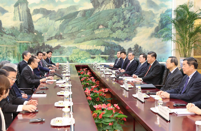 4月24日，國家主席習近平在北京人民大會堂會見日本首相特使、自民黨干事長二階俊博。 新華社記者 黃敬文 攝
