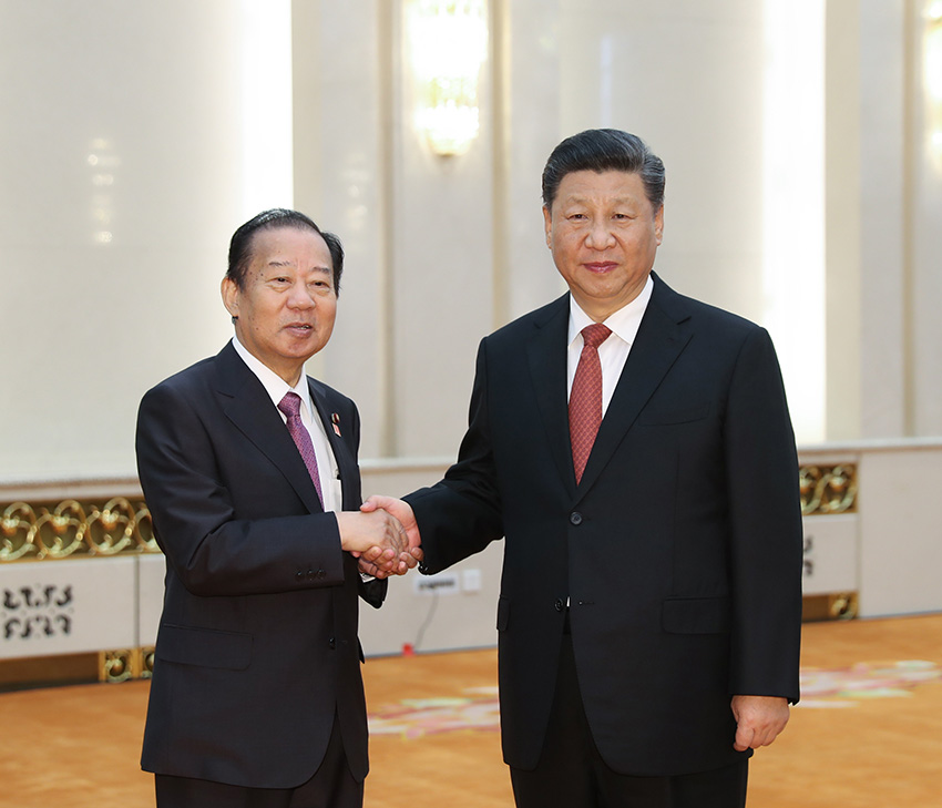 4月24日，國家主席習近平在北京人民大會堂會見日本首相特使、自民黨干事長二階俊博。 新華社記者 黃敬文 攝