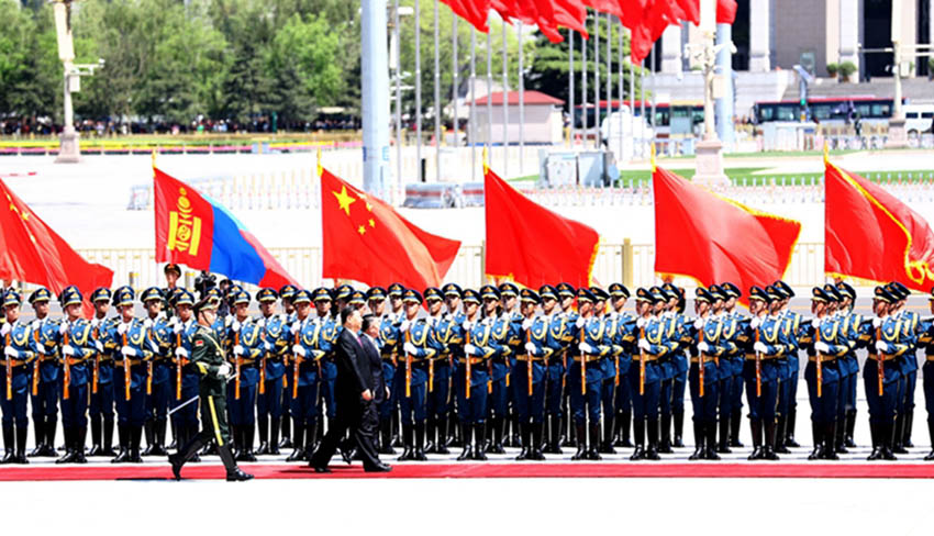 4月25日，國家主席習近平在北京人民大會堂同蒙古國總統巴特圖勒嘎舉行會談。這是會談前，習近平在人民大會堂東門外廣場為巴特圖勒嘎舉行歡迎儀式。 新華社記者 鞠鵬 攝