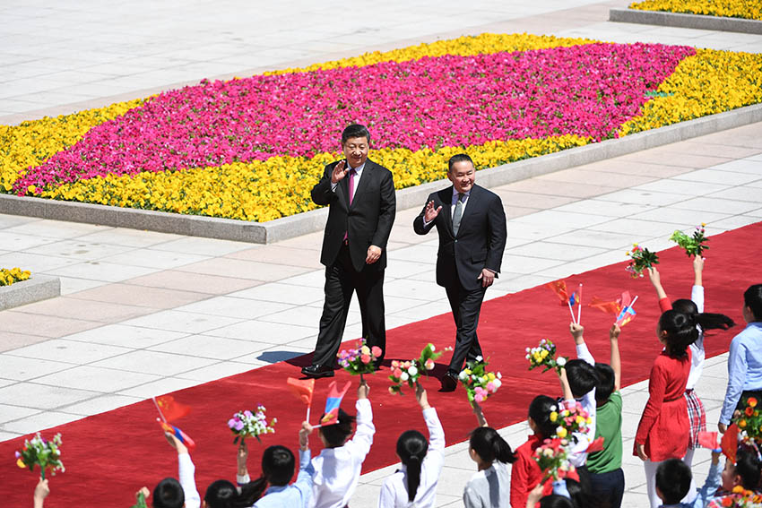 4月25日，國家主席習近平在北京人民大會堂同蒙古國總統巴特圖勒嘎舉行會談。這是會談前，習近平在人民大會堂東門外廣場為巴特圖勒嘎舉行歡迎儀式。 新華社記者 殷博古 攝