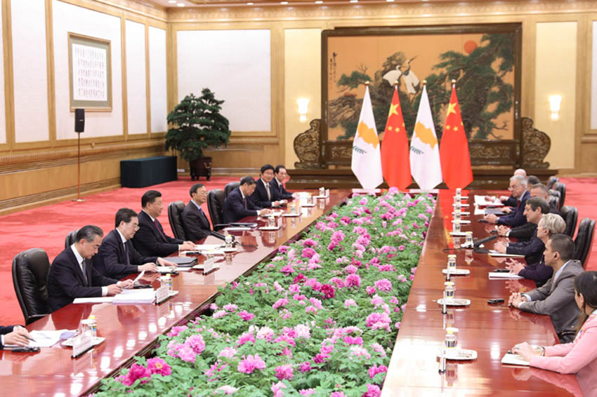 4月25日，國家主席習近平在北京人民大會堂會見塞浦路斯總統阿納斯塔夏季斯。 新華社記者 王曄 攝
