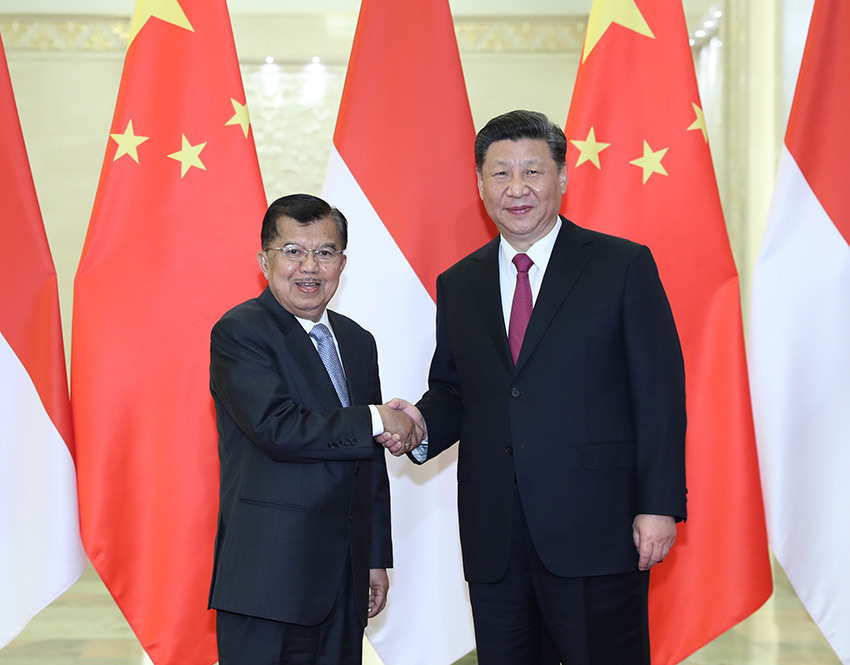 4月25日，國家主席習近平在北京人民大會堂會見印度尼西亞副總統卡拉。 新華社記者 王曄 攝