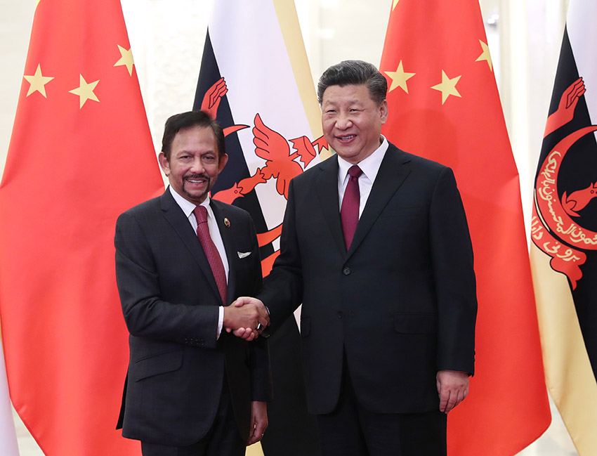4月26日，國家主席習近平在北京人民大會堂會見文萊蘇丹哈桑納爾。 新華社記者 丁海濤 攝