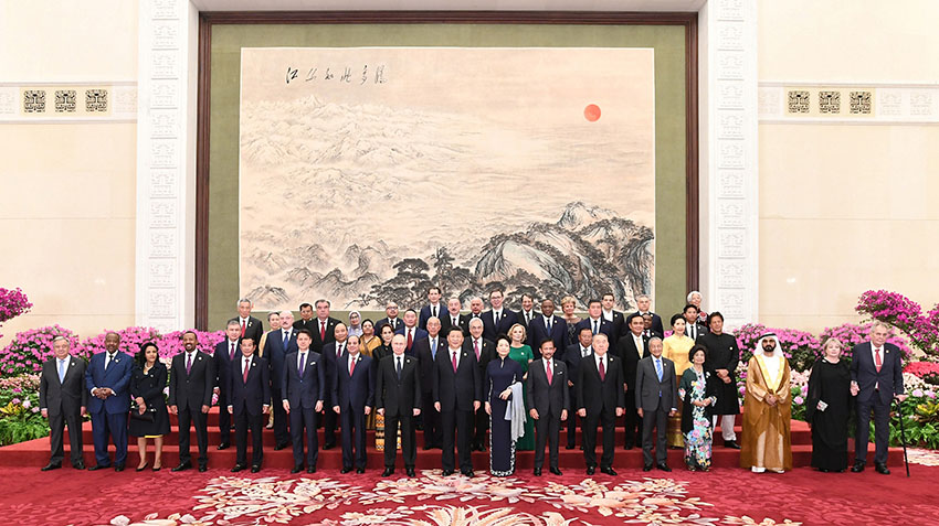 4月26日，國家主席習近平和夫人彭麗媛在北京人民大會堂舉行宴會，歡迎出席第二屆“一帶一路”國際合作高峰論壇的外方領導人夫婦及嘉賓。這是習近平和彭麗媛同外方領導人夫婦及嘉賓合影留念。 新華社記者 謝環馳 攝