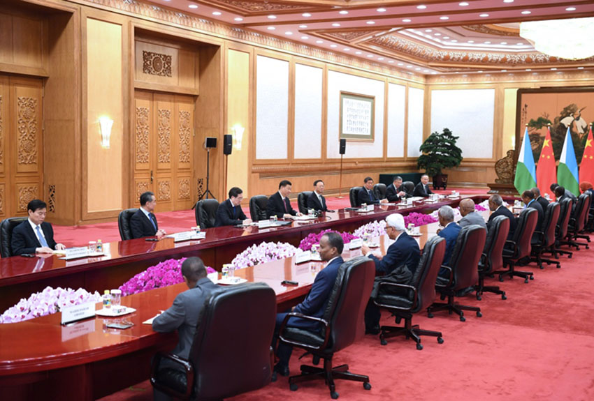 4月28日，國家主席習近平在北京人民大會堂會見吉布提總統蓋萊。 新華社記者 翟健嵐 攝