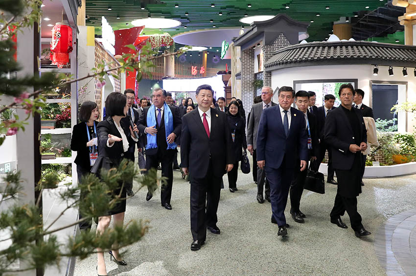 4月28日，國家主席習近平和夫人彭麗媛在北京延慶同出席2019年中國北京世界園藝博覽會的外方領導人夫婦共同參觀園藝展。 新華社記者 丁海濤 攝