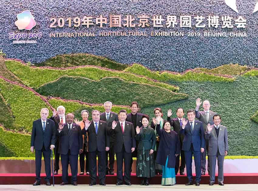 4月28日，國家主席習近平在北京延慶出席2019年中國北京世界園藝博覽會開幕式，並發表題為《共謀綠色生活，共建美麗家園》的重要講話。這是開幕式前，習近平和夫人彭麗媛同參加開幕式的外方領導人集體合影。 新華社記者 黃敬文 攝