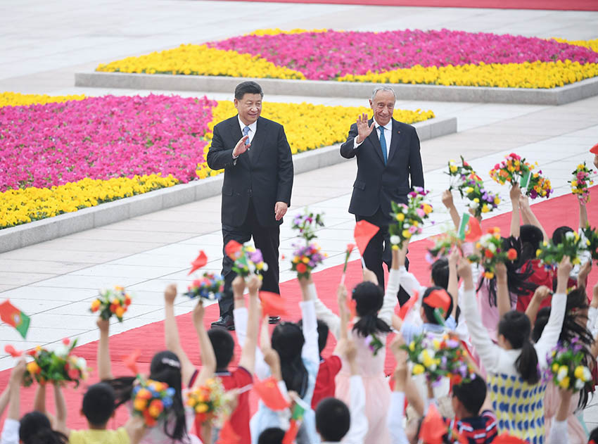 4月29日，國家主席習近平在北京人民大會堂同葡萄牙總統德索薩舉行會談。這是會談前，習近平在人民大會堂東門外廣場為德索薩舉行歡迎儀式。 新華社記者 饒愛民 攝
