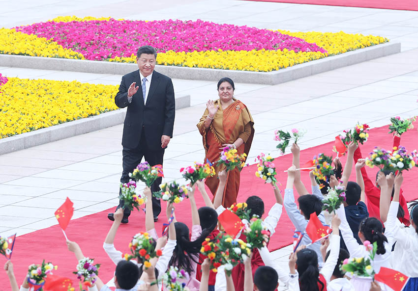 4月29日，國家主席習近平在北京人民大會堂同尼泊爾總統班達裡舉行會談。這是會談前，習近平在人民大會堂東門外廣場為班達裡舉行歡迎儀式。 新華社記者 黃敬文 攝