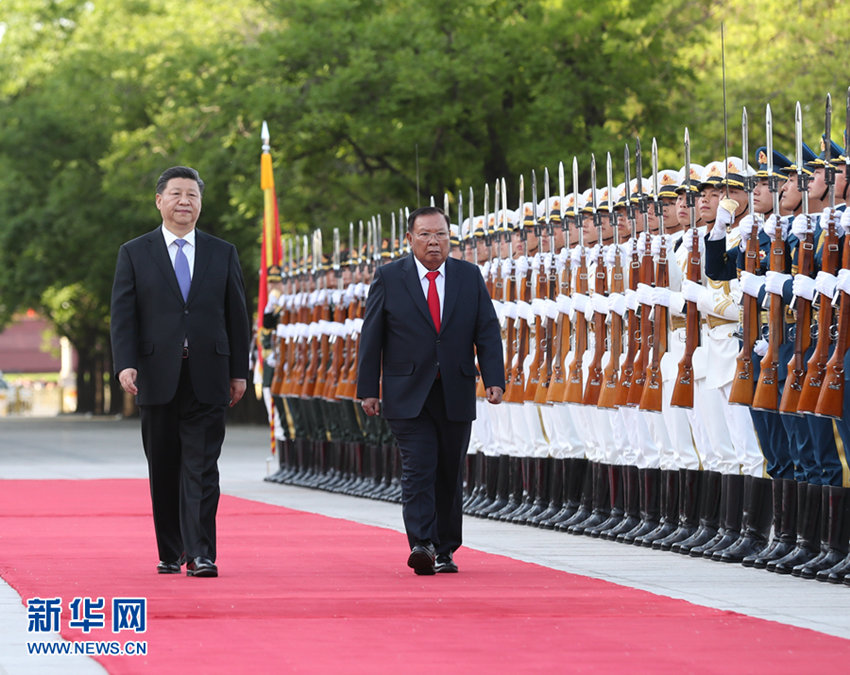 4月30日，中共中央總書記、國家主席習近平在北京同老撾人民革命黨中央總書記、國家主席本揚舉行會談。這是會談前，習近平在人民大會堂東門外廣場為本揚舉行歡迎儀式。 新華社記者 劉衛兵 攝