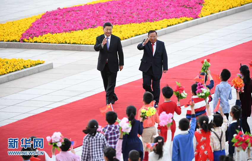 4月30日，中共中央總書記、國家主席習近平在北京同老撾人民革命黨中央總書記、國家主席本揚舉行會談。這是會談前，習近平在人民大會堂東門外廣場為本揚舉行歡迎儀式。 新華社記者 饒愛民 攝