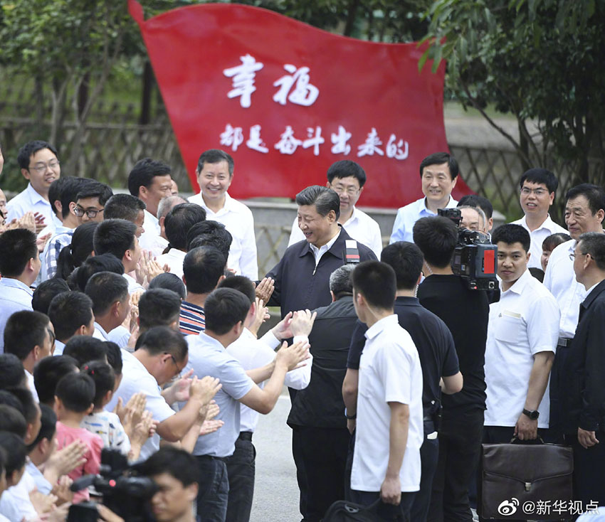 5月20日，中共中央總書記、國家主席、中央軍委主席習近平深入贛南老區考察調研。這是習近平來到贛州市於都縣梓山鎮潭頭村親切看望老區群眾。 新華社記者 殷博古 攝