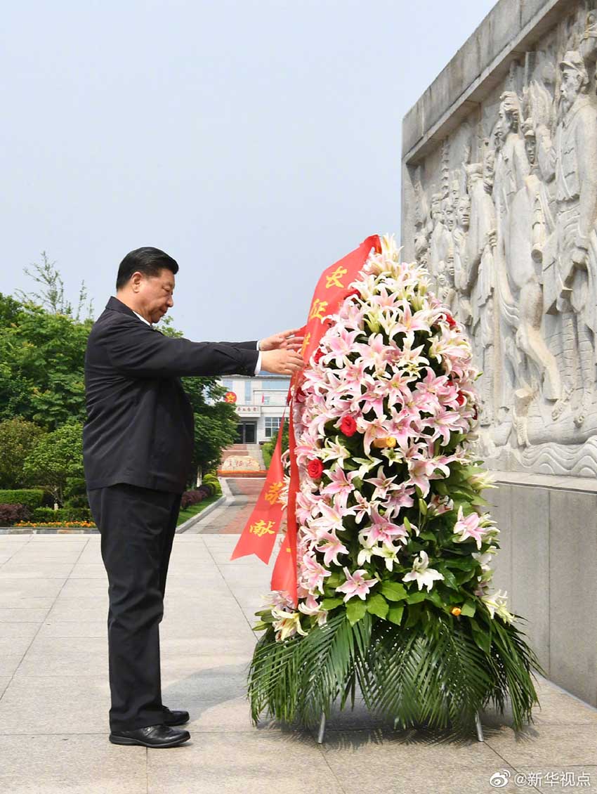 5月20日，正在江西考察調研的中共中央總書記、國家主席、中央軍委主席習近平，來到中央紅軍長征集結出發地贛州市於都縣，向中央紅軍長征出發紀念碑敬獻花籃。新華社記者 謝環馳 攝