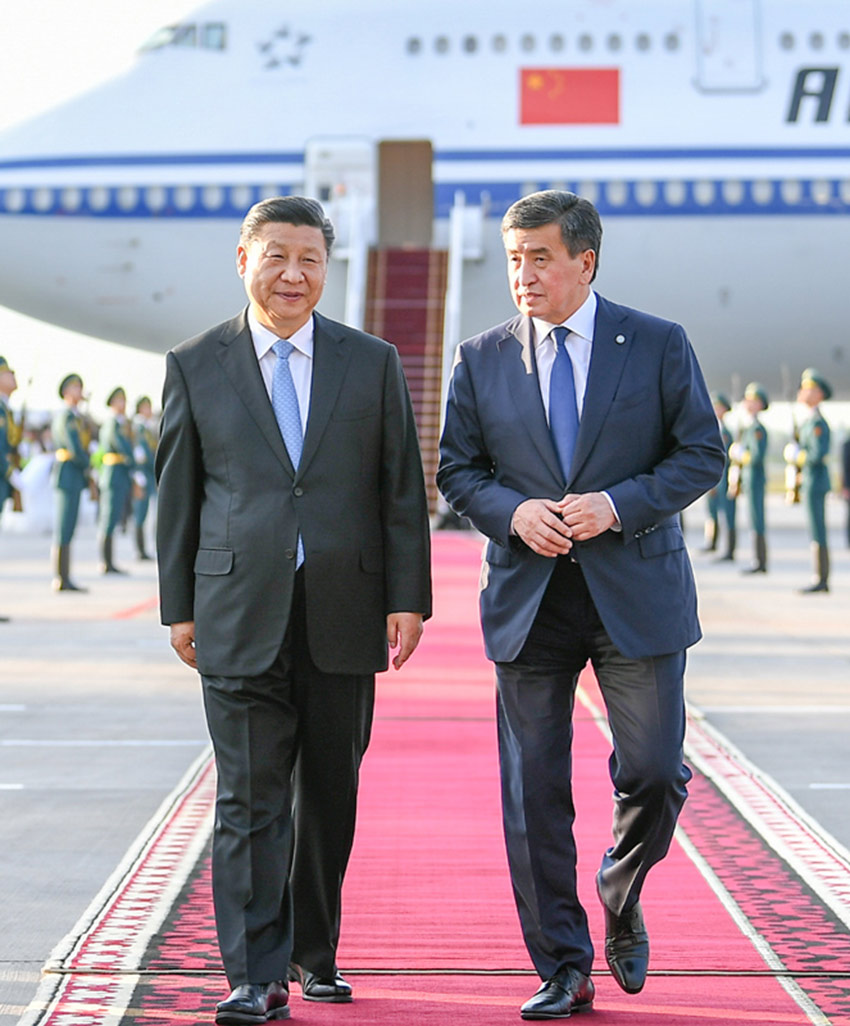 6月12日，國家主席習近平乘專機抵達比什凱克，開始對吉爾吉斯共和國進行國事訪問並出席上海合作組織成員國元首理事會第十九次會議。這是習近平同前來迎接的吉爾吉斯斯坦總統熱恩別科夫親切交談。 新華社記者 謝環馳 攝