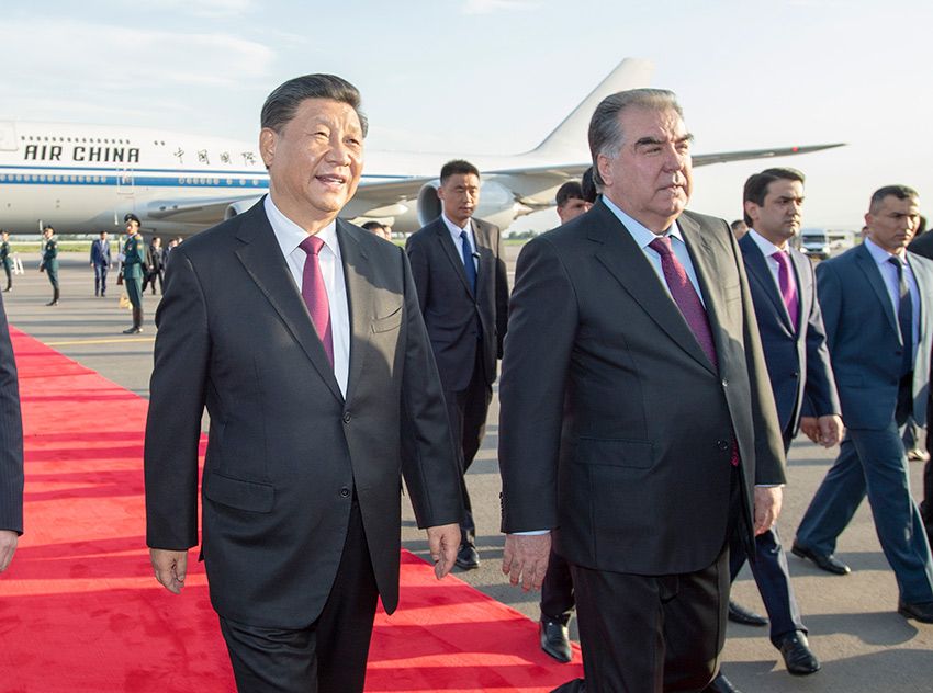 6月14日，國家主席習近平乘專機抵達杜尚別，開始出席亞洲相互協作與信任措施會議第五次峰會並對塔吉克斯坦共和國進行國事訪問。習近平步出艙門，受到塔吉克斯坦總統拉赫蒙熱情迎接。 新華社記者 謝環馳 攝