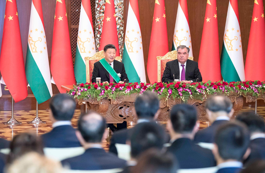 6月15日，國家主席習近平在杜尚別同塔吉克斯坦總統拉赫蒙會談。會談后，兩國元首共同會見記者。 新華社記者 李學仁 攝