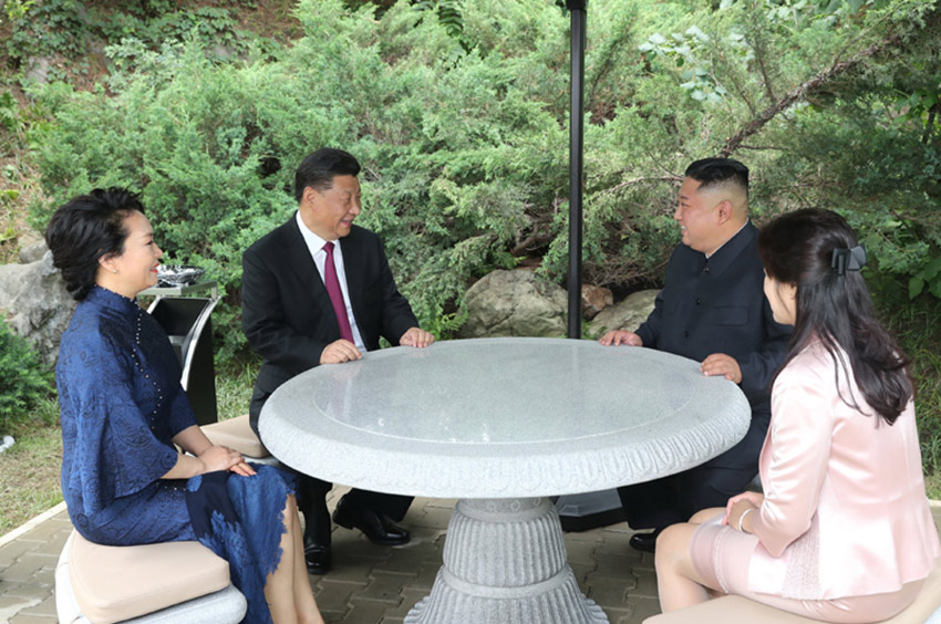 6月21日，中共中央總書記、國家主席習近平在錦繡山迎賓館會見朝鮮勞動黨委員長、國務委員會委員長金正恩。習近平夫人彭麗媛及金正恩夫人李雪主參加會見。會見前，習近平夫婦和金正恩夫婦在庭院內散步交談。新華社記者 鞠鵬 攝