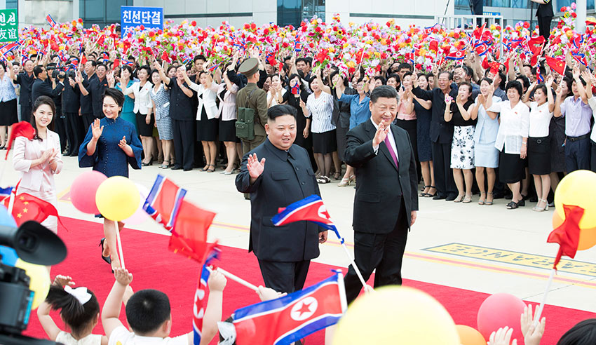 6月21日，中共中央總書記、國家主席習近平結束對朝鮮的國事訪問離開平壤回國。離開前，習近平和夫人彭麗媛出席朝鮮勞動黨委員長、國務委員會委員長金正恩和夫人李雪主在機場舉行的歡送儀式。新華社記者 黃敬文 攝