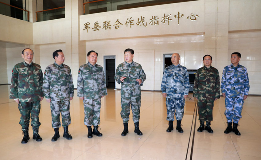 2017年11月3日，中共中央總書記、國家主席、中央軍委主席、軍委聯指總指揮習近平視察軍委聯合作戰指揮中心，表明新一屆軍委貫徹落實黨的十九大精神、推動全軍各項工作向能打仗、打勝仗聚焦的鮮明態度。這是習近平帶領軍委一班人研究軍委聯指中心建設情況。新華社記者 李剛 攝