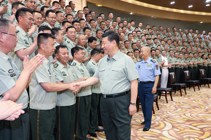 7月16日，中共中央總書記、國家主席、中央軍委主席習近平在內蒙古考察並指導開展“不忘初心、牢記使命”主題教育。這是習近平在呼和浩特親切接見駐內蒙古部隊副師職以上領導干部和團級單位主官，代表黨中央和中央軍委向駐內蒙古部隊全體官兵致以誠摯問候。 新華社記者 李剛 攝
