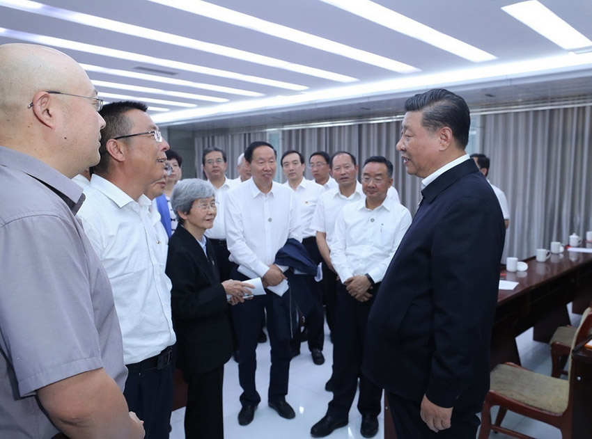 8月19日，中共中央總書記、國家主席、中央軍委主席習近平來到敦煌研究院，察看珍藏文物和學術成果展示，並同有關專家、學者和文化單位代表座談。 新華社記者 鞠鵬 攝