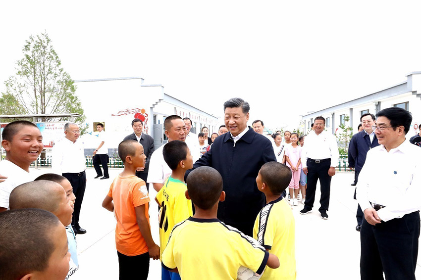 8月21日，中共中央總書記、國家主席、中央軍委主席習近平繼續在甘肅考察。這是習近平來到武威市古浪縣黃花灘生態移民區富民新村，了解易地搬遷群眾生產生活及脫貧致富情況。 新華社記者 鞠鵬 攝