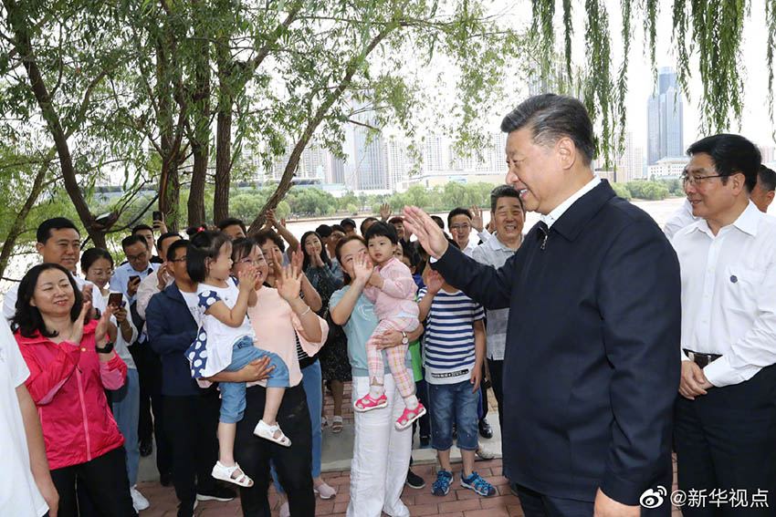 8月19日至22日，中共中央總書記、國家主席、中央軍委主席習近平在甘肅考察。這是21日下午，習近平在蘭州市黃河治理蘭鐵泵站項目點同正在休閑的群眾親切交談。 新華社記者 鞠鵬 攝