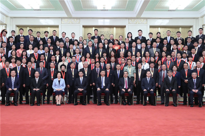9月10日，黨和國家領導人習近平、李克強、王滬寧等在北京人民大會堂會見慶祝2019年教師節暨全國教育系統先進集體和先進個人表彰大會受表彰代表。 新華社記者 鞠鵬 攝