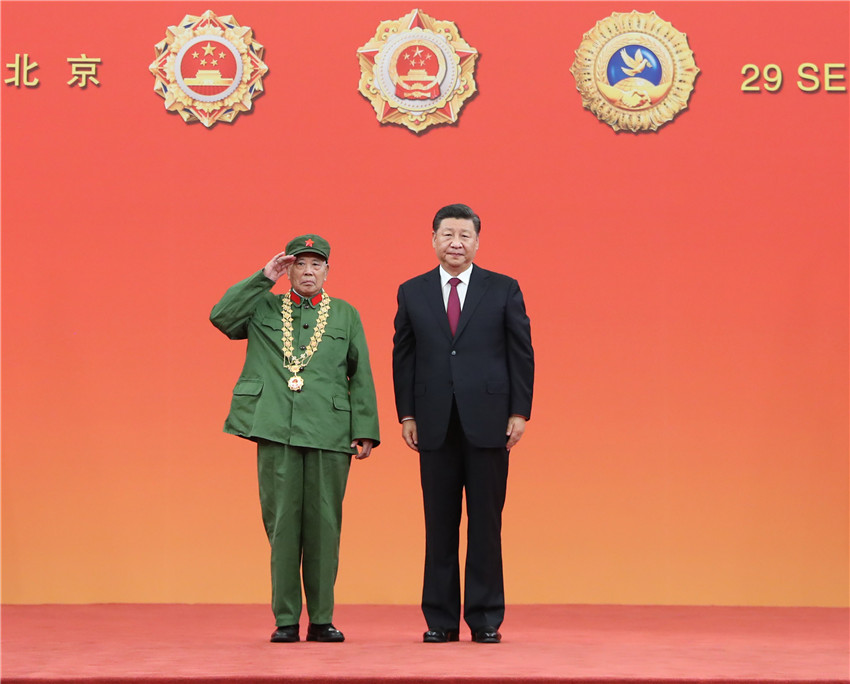 9月29日，中華人民共和國國家勛章和國家榮譽稱號頒授儀式在北京人民大會堂金色大廳隆重舉行。中共中央總書記、國家主席、中央軍委主席習近平向“共和國勛章”獲得者李延年頒授勛章。 新華社記者 王曄 攝